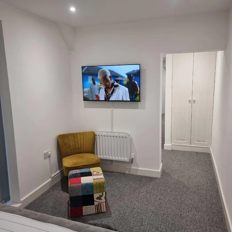 Classic 2 Bed Apartment In Oldkent Road London