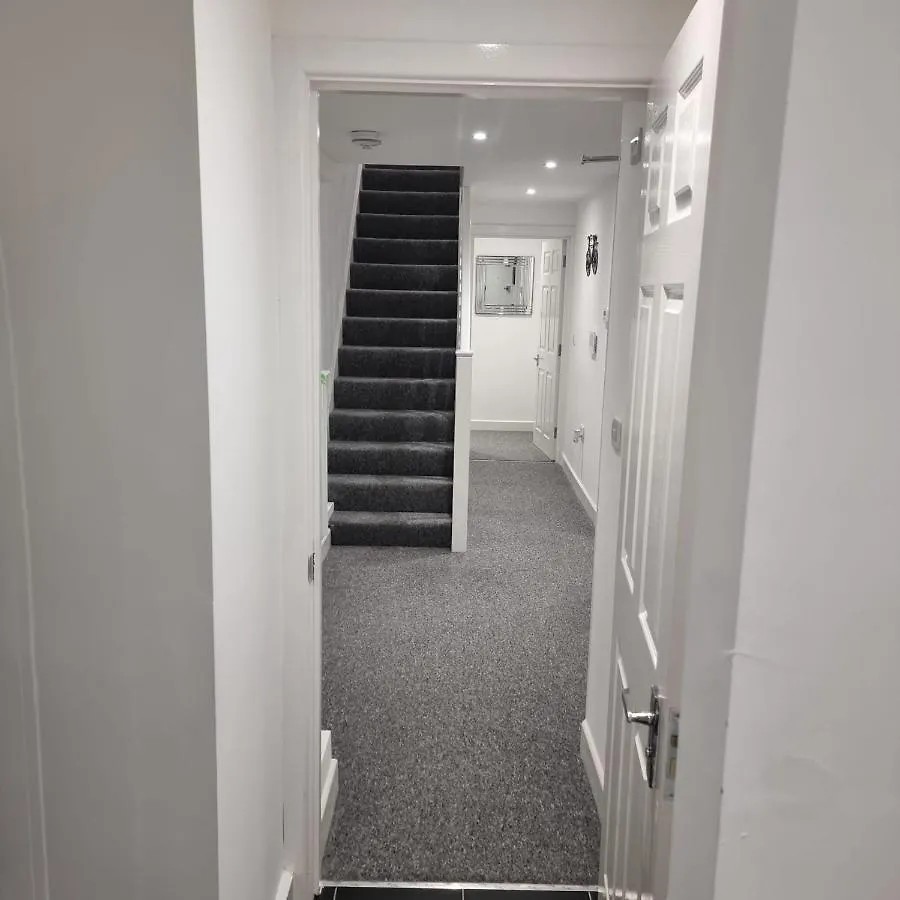 Classic 2 Bed Apartment In Oldkent Road London