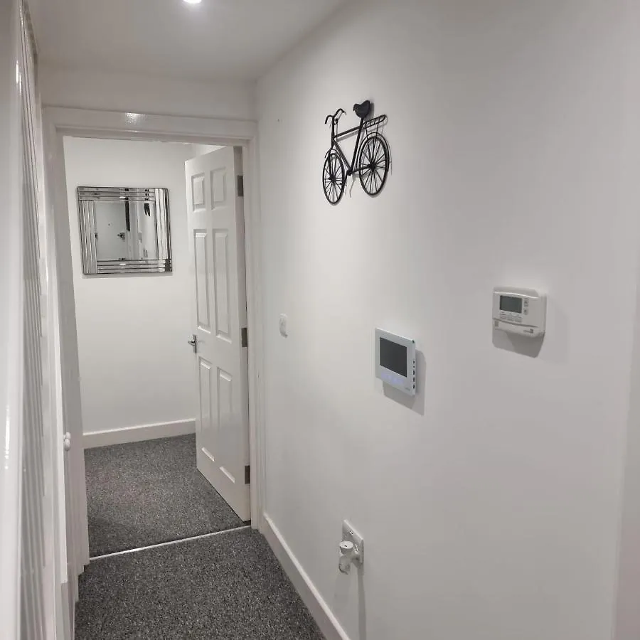 Classic 2 Bed Apartment In Oldkent Road London