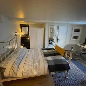 Cute Basement Studio Apartment