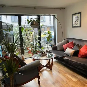 Eclectic East Hideaway With En-suite Homestay