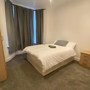 Cosy House In Newham Homestay