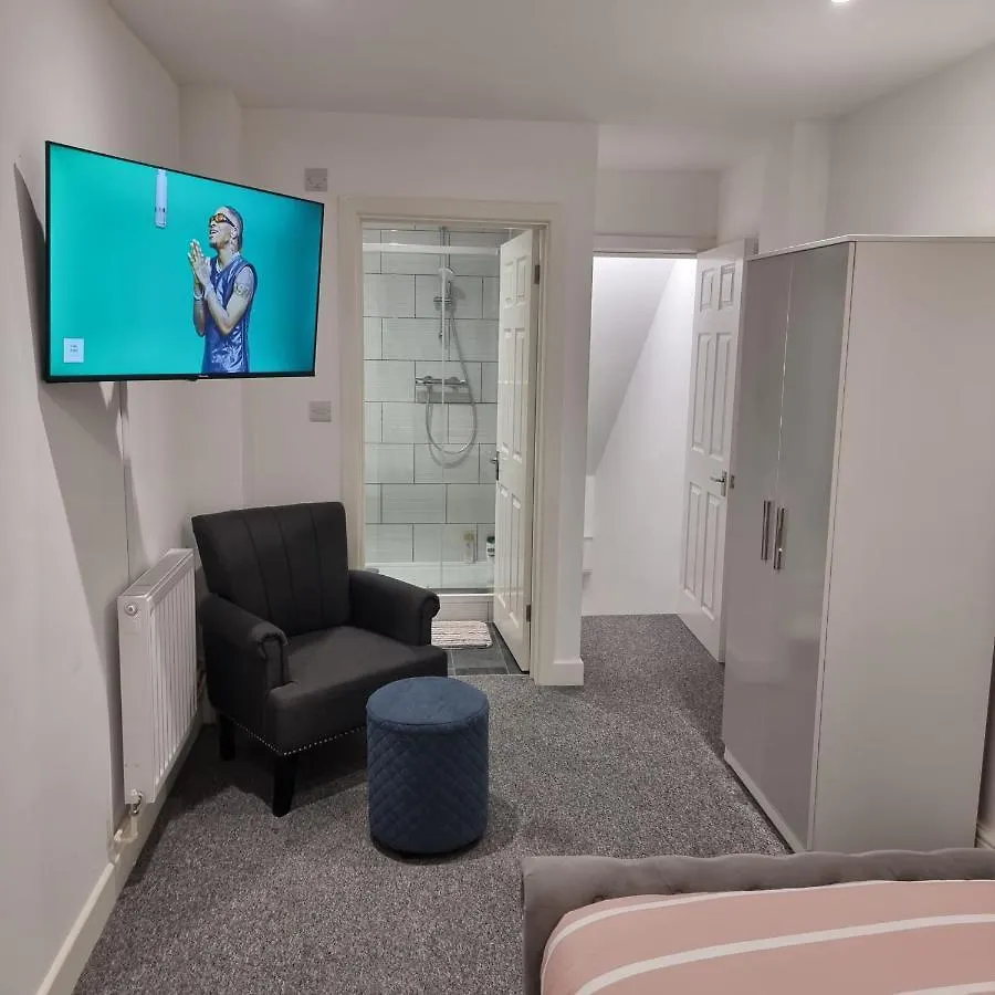 Classic 2 Bed Apartment In Oldkent Road London