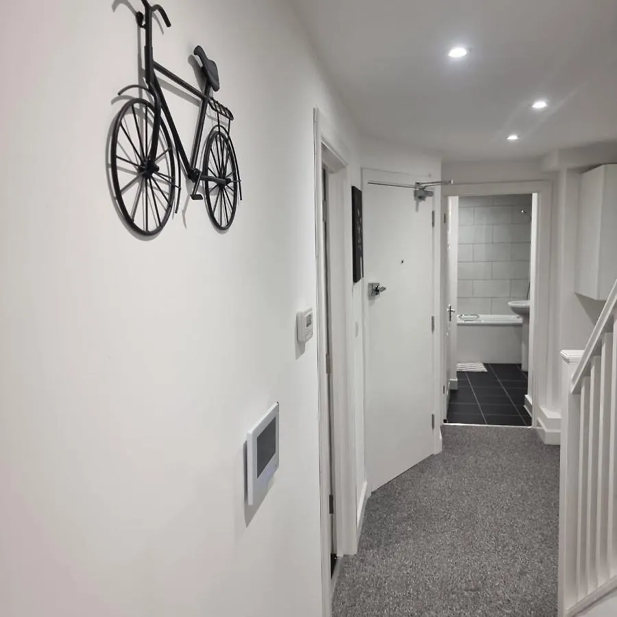 Classic 2 Bed Apartment In Oldkent Road London United Kingdom
