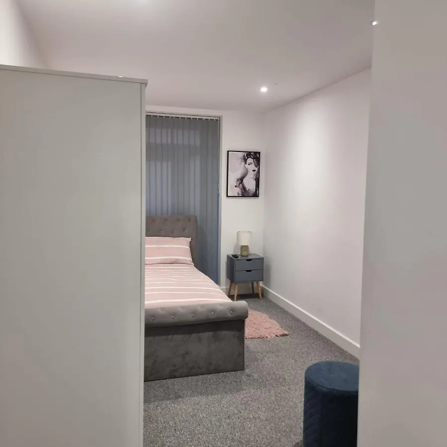 Classic 2 Bed Apartment In Oldkent Road London