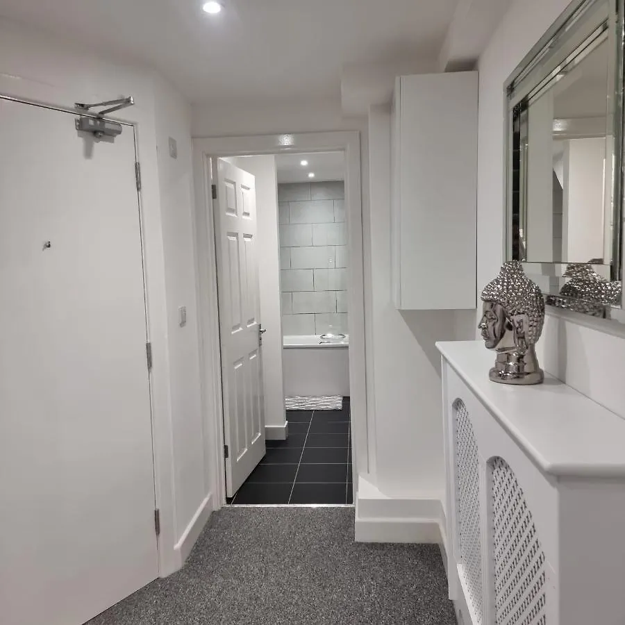 Classic 2 Bed Apartment In Oldkent Road London 0*,
