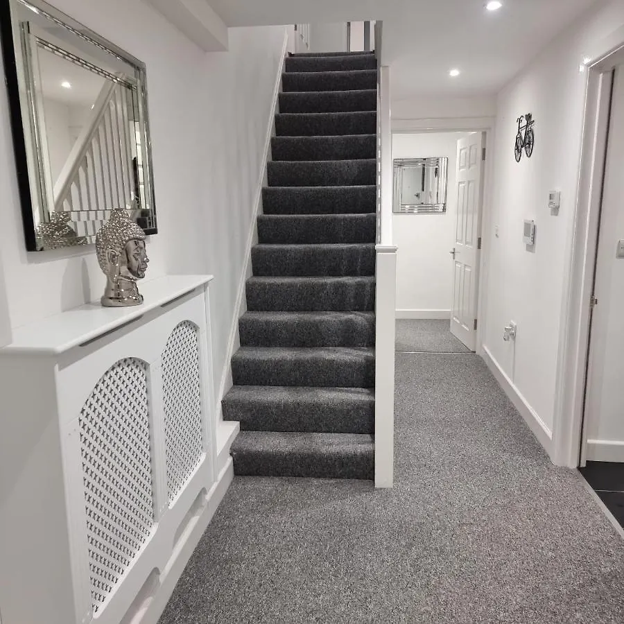 Classic 2 Bed Apartment In Oldkent Road London United Kingdom